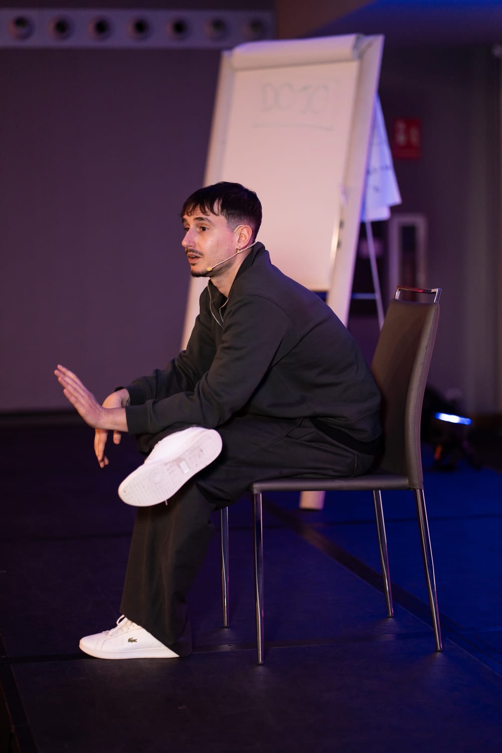 Kuoka hablando en un evento